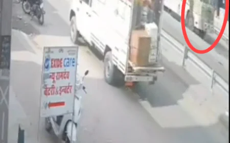 बाड़मेर में दिल दहला देने वाला हादसा: प्राइवेट बस ने बाइक सवार रिश्तेदार को कुचलकर दी मौत, ड्राइवर फरार; पूरी घटना सीसीटीवी में कैद