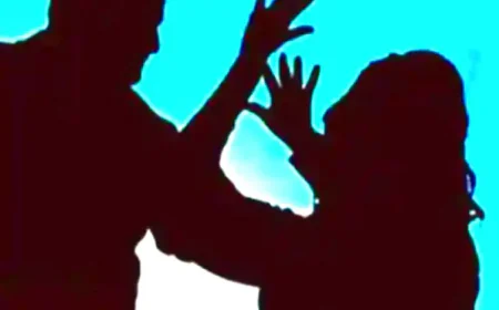 मरीज युवती से छेड़छाड़ के आरोप: पीएचसी प्रभारी डॉक्टर पर गंभीर इल्ज़ाम, ग्रामीणों ने लगाया ताला, 7 दिन में निलंबन की मांग