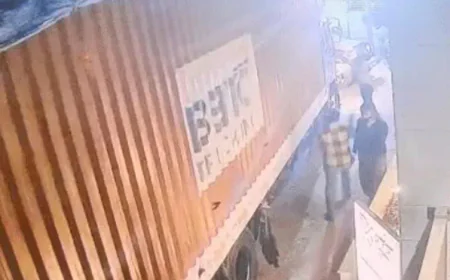 भीलवाड़ा में नशे में धुत कंटेनर ड्राइवर ने मचाई तबाही: सिक्योरिटी रूम तोड़कर कॉलोनी में घुसा, 7 कार-1 बाइक क्षतिग्रस्त; युवक केबिन में चढ़ा तो लटक गया, जान बचाने कूद पड़ा – VIDEO