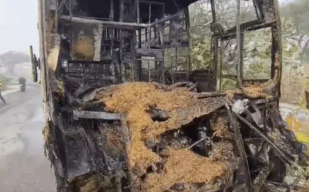 बीकानेर: स्लीपर बस में लगी भीषण आग, 40 यात्रियों की जान बची – इमरजेंसी गेट से निकासी ने टाला बड़ा हादसा