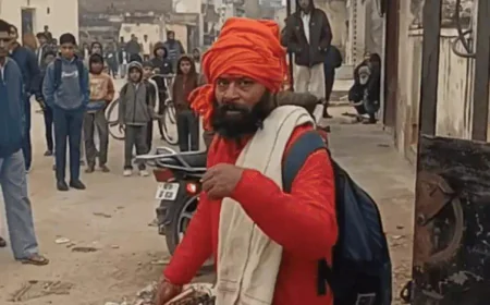 हथियार लेकर मोबाइल टावर पर चढ़ा युवक: 6 घंटे के हाई-वोल्टेज ड्रामे के बाद पुलिस ने समझा-बुझाकर नीचे उतारा