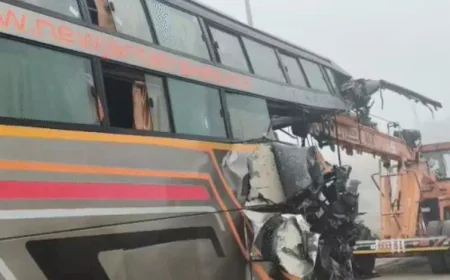 भरतपुर में भीषण सड़क हादसा: कोहरे के बीच बस ट्रेलर से टकराई, मां-बेटे समेत 4 की मौत, 5 घायल