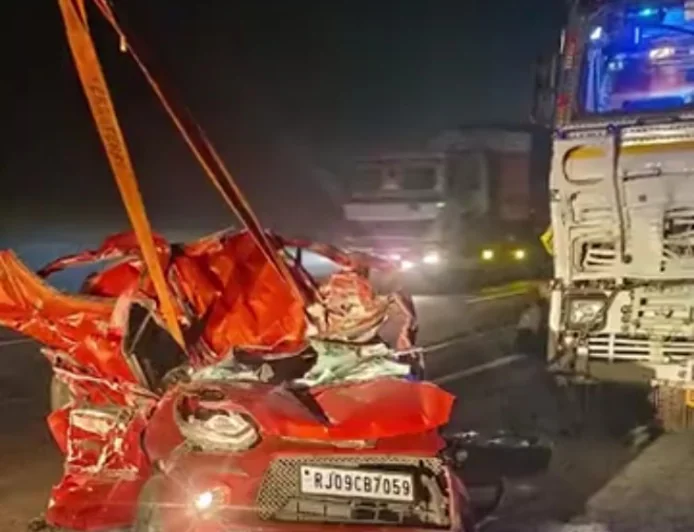 चित्तौड़गढ़-उदयपुर हाईवे पर भीषण सड़क हादसा: बिजनेसमैन की कार ट्रेलर से टकराई, परिवार के 4 सदस्यों की मौत; 6 साल का मासूम बेटा बाल-बाल बचा