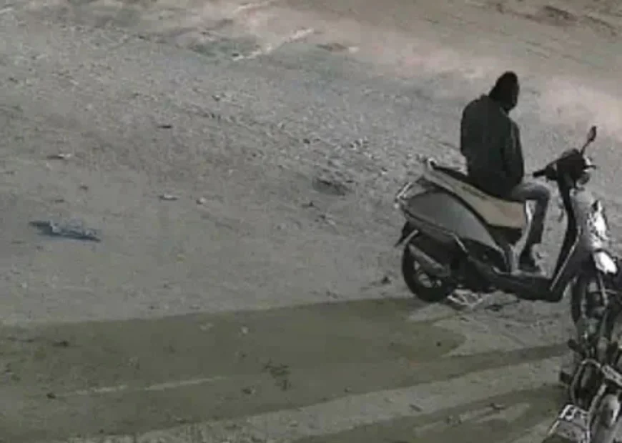 सीकर में दुकान के बाहर स्कूटी चोरी की वारदात: चोर ने 10 मिनट तक इंतजार किया, फिर मौका देखकर भागा