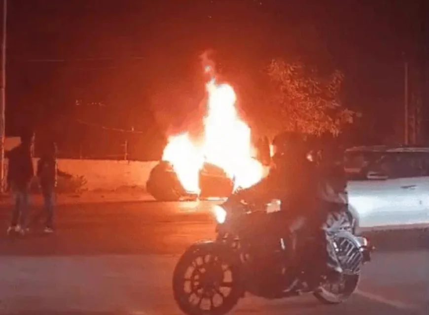 उदयपुर में चलती कार में लगी भीषण आग: ड्राइवर की सूझबूझ से बची जान, पूरी कार जलकर हुई खाक