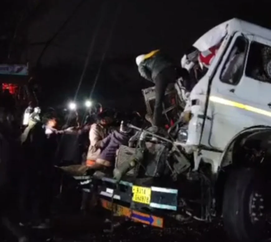 कोटा-झालावाड़ हाईवे पर भीषण सड़क हादसा: ट्रेलर पीछे से ट्रक में घुसा, ड्राइवर केबिन में फंसा; आधे घंटे की मशक्कत के बाद बचाया गया