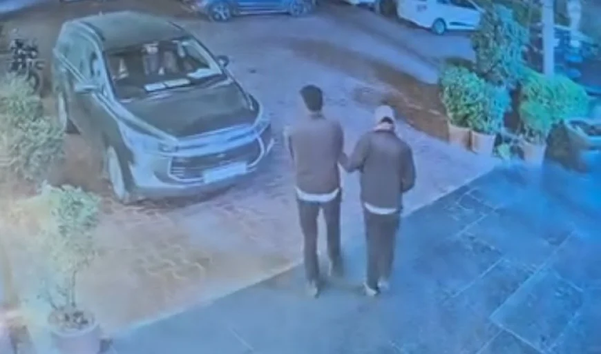 ठिठुरती रात और चोरी की कहानी, CCTV में कैद जैकेट चोर.