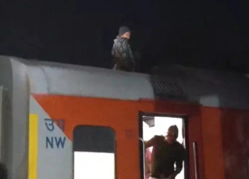एक युवक की लापरवाही से रोकी गई जोधपुर-साबरमती एक्सप्रेस: चलती ट्रेन की छत पर चढ़ा, 25 हजार वोल्ट की लाइन से बाल-बाल बचा