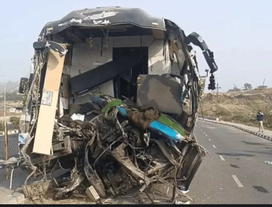 उदयपुर के ऋषभदेव में भीषण सड़क हादसा: वीडियो कोच बस ट्रक में घुसी, ड्राइवर सहित दो की मौत, 13 यात्री घायल; बस के लगेज से बरामद हुई अवैध शराब