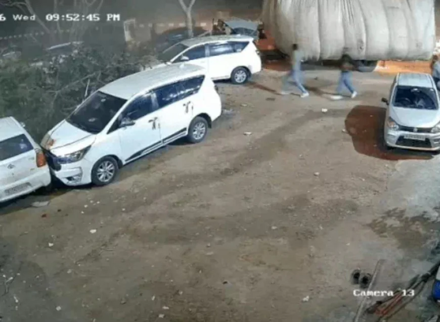 चौमूं में NH-52 हाईवे पर भीषण सड़क हादसा: तेज रफ्तार ट्रक ने चारे से भरी ट्रैक्टर-ट्रॉली को पीछे से मारी टक्कर, बेकाबू ट्रॉली कारों से टकराकर पेड़ में घुसी