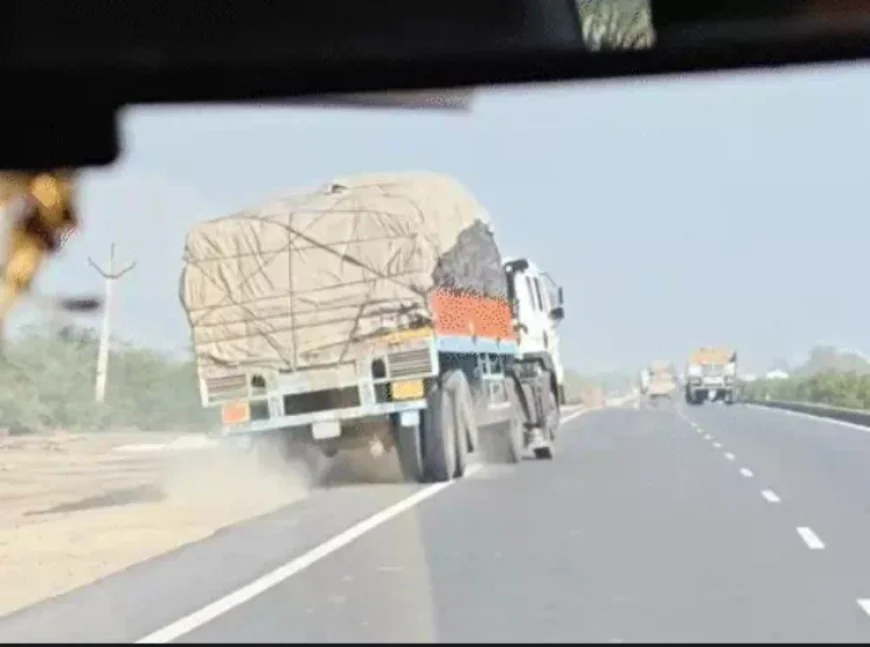 पाली में हाईवे पर ट्रक पलटा: लहराते हुए चल रहा था वाहन, अनाज की बोरियां सड़क पर बिखरीं; ड्राइवर घायल