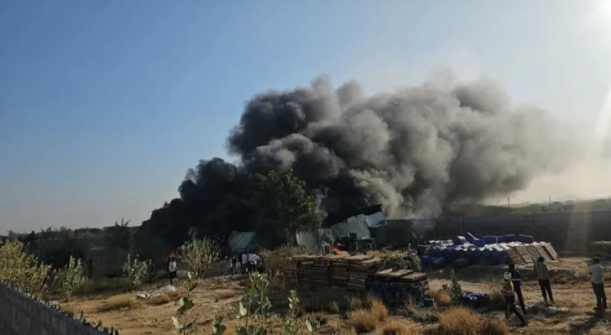 बाड़मेर में बालाजी नगर स्थित कूलर फैक्ट्री में भीषण आग: करोड़ों का सामान जलकर राख