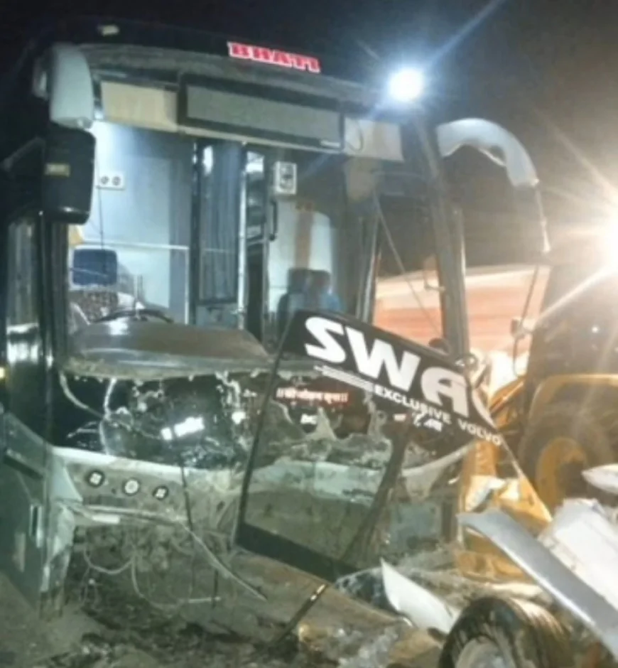 प्राइवेट बस और कैंपर की भीषण भिड़ंत में दो युवकों की मौत, कैंपर के परखच्चे उड़े, राहगीरों ने गेट तोड़कर निकाले शव