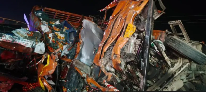 सवाई माधोपुर में कोटा-लालसोट मेगा हाईवे पर भीषण ट्रक हादसा: दो ट्रकों की  आमने-सामने टक्कर में तीन लोगों की मौत, एक गंभीर घायल - The Khatak