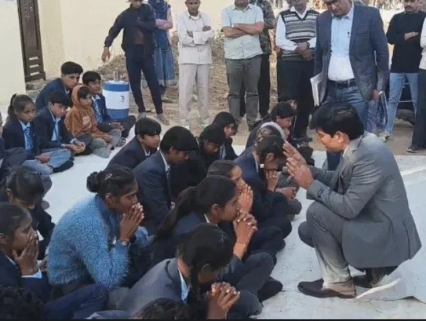 झुंझुनूं में भावुक मंजर: लेक्चरर के ट्रांसफर पर 6 दिन से धरने पर बैठे छात्रों के सामने घुटनों पर बैठकर हाथ जोड़े शिक्षक, बोले- स्कूल लौटो, यही मेरी सबसे बड़ी गुरु दक्षिणा