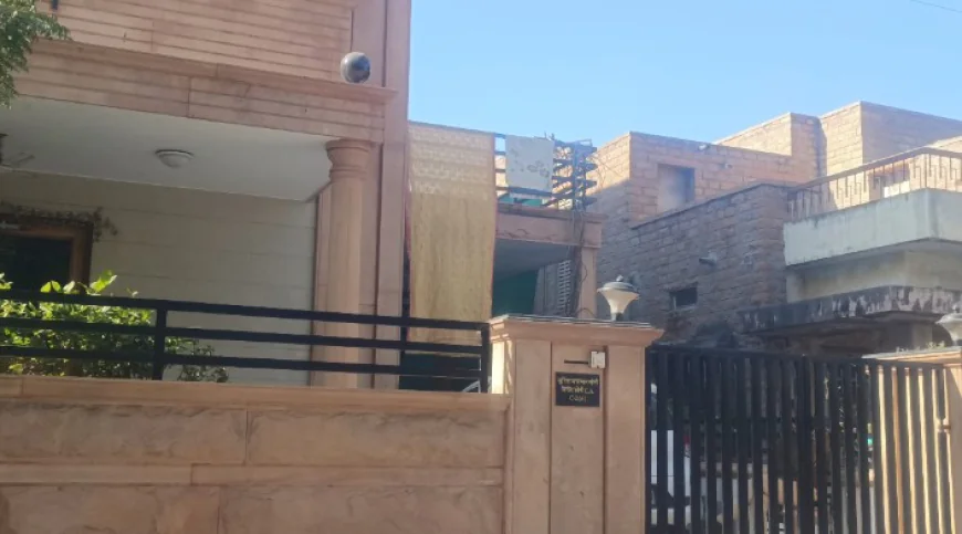 घी कारोबारी के ठिकानों पर आयकर का शिकंजा, 5 करोड़ का सोना और 35 लाख नकद जब्त.