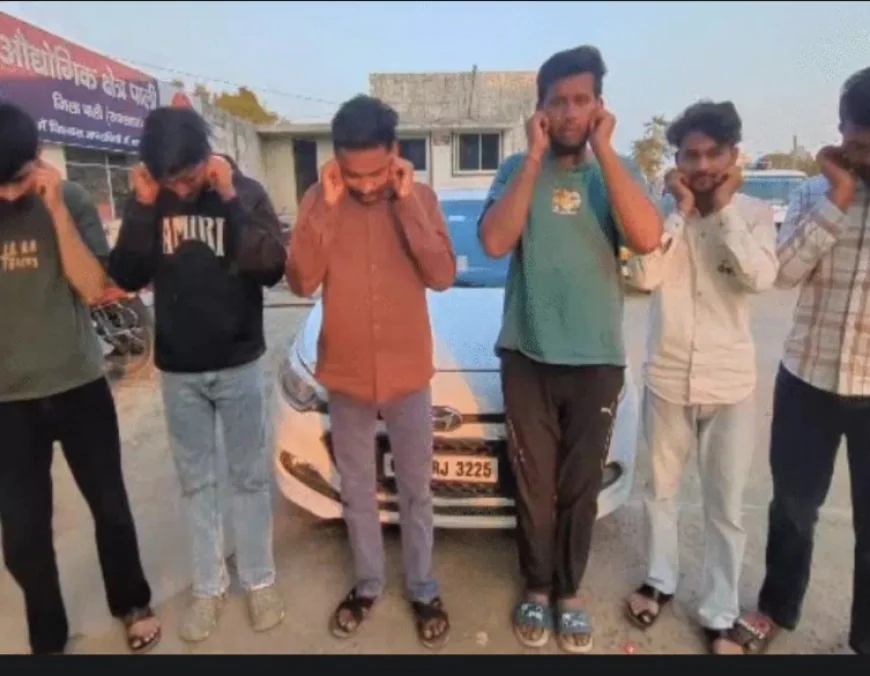 राजस्थान के पाली-जोधपुर हाईवे पर मौत से खेलते 6 युवक: बर्थडे सेलिब्रेशन में चलती कार से लटककर किया खतरनाक स्टंट, वीडियो वायरल होने पर पुलिस ने पकड़ा तो कान पकड़कर मांगी माफी