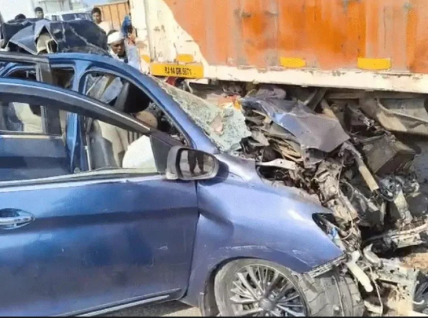 जयपुर के चंदवाजी में NH-48 पर भीषण सड़क हादसा: तेज रफ्तार कार ट्रकों में घुसी, कार चकनाचूर, महिला समेत दो लोग फंसे