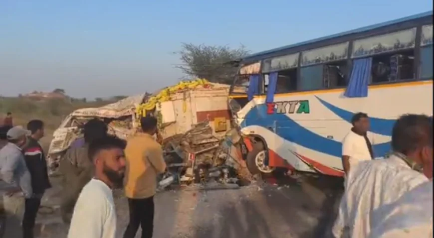 जोधपुर-जैसलमेर हाईवे पर भीषण बस-ट्रेलर भिड़ंत: 4 श्रद्धालुओं की मौत, 16  घायल; रामदेवरा दर्शन कर गुजरात लौट रहे थे यात्री - The Khatak