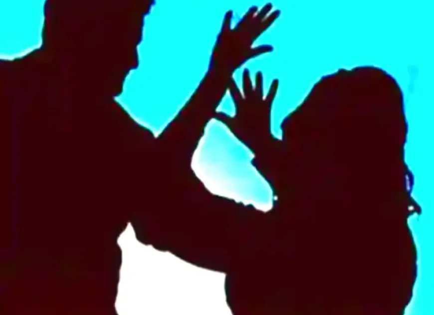 मरीज युवती से छेड़छाड़ के आरोप: पीएचसी प्रभारी डॉक्टर पर गंभीर इल्ज़ाम, ग्रामीणों ने लगाया ताला, 7 दिन में निलंबन की मांग