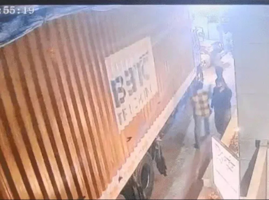 भीलवाड़ा में नशे में धुत कंटेनर ड्राइवर ने मचाई तबाही: सिक्योरिटी रूम तोड़कर कॉलोनी में घुसा, 7 कार-1 बाइक क्षतिग्रस्त; युवक केबिन में चढ़ा तो लटक गया, जान बचाने कूद पड़ा – VIDEO