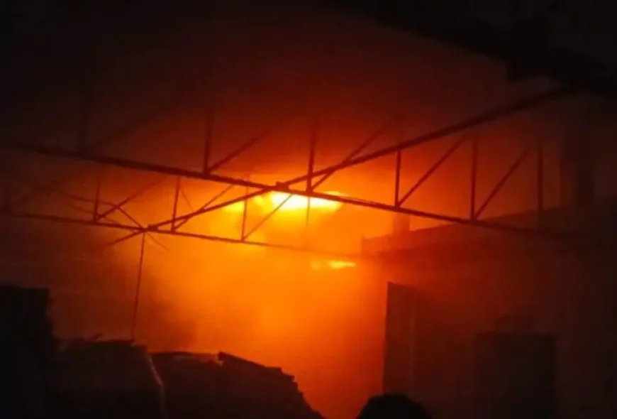 सरदारशहर में रीको इंडस्ट्रियल एरिया की हैंडीक्राफ्ट फैक्ट्री में भीषण आग: 5 दमकल गाड़ियों ने 6 घंटे की मशक्कत के बाद पाया काबू, लाखों का नुकसान