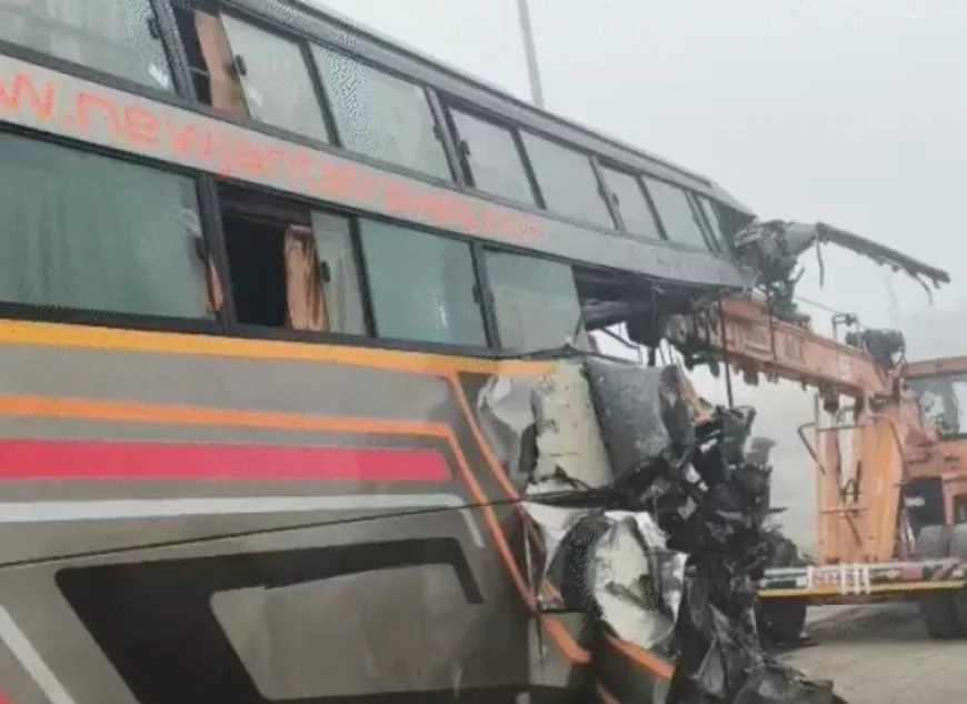 भरतपुर में भीषण सड़क हादसा: कोहरे के बीच बस ट्रेलर से टकराई, मां-बेटे समेत 4 की मौत, 5 घायल
