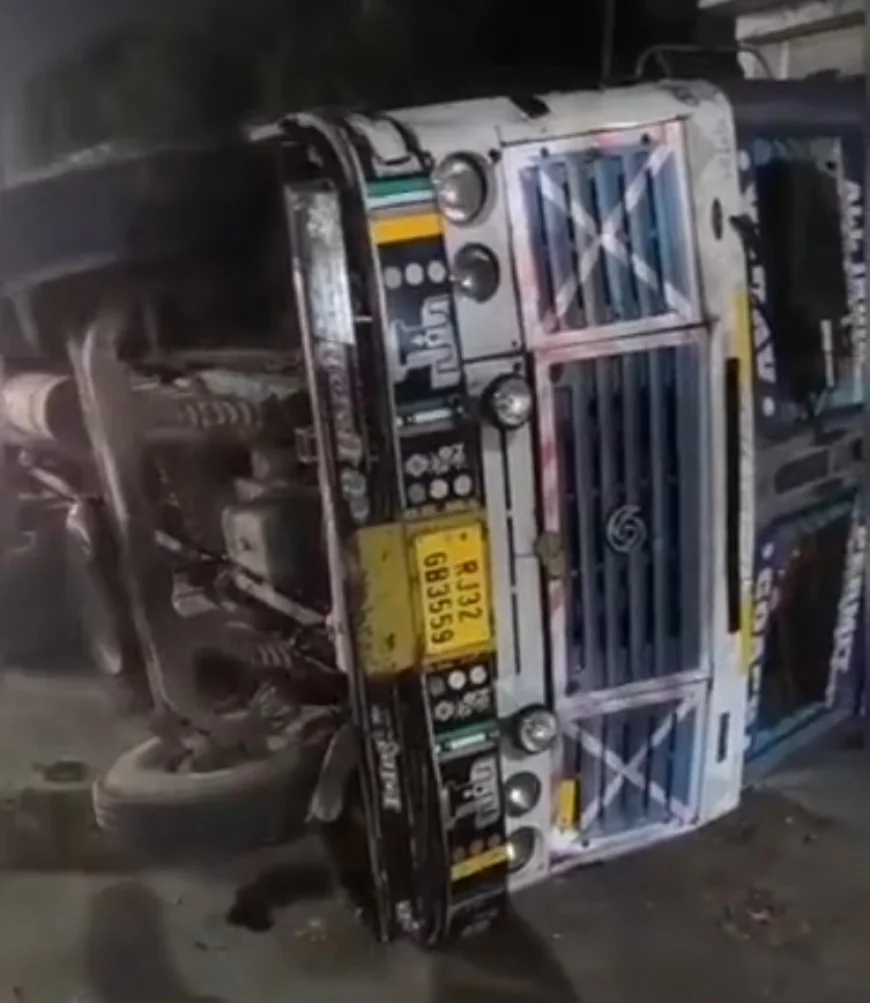 जयपुर के हरमाड़ा में केबल से लदा ट्रेलर बेकाबू होकर पलटा: कार बचाने के चक्कर में ब्रेक लगाए, ड्राइवर केबिन में फंसा रहा