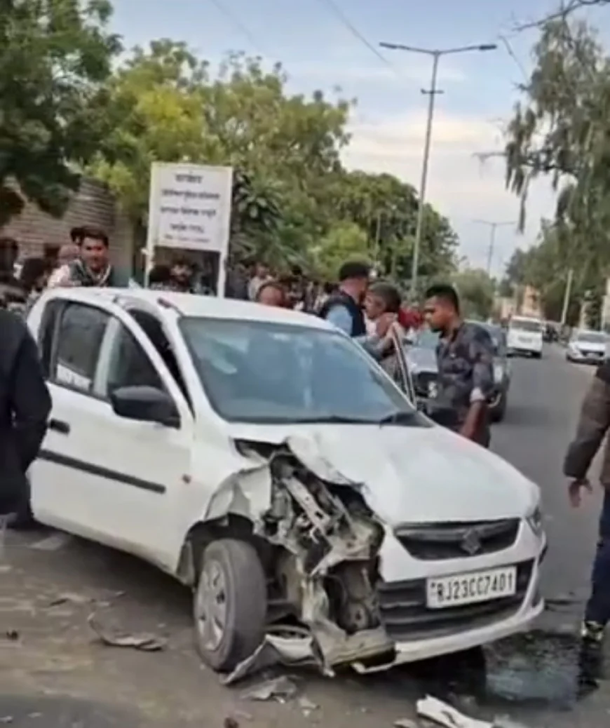 बाड़मेर कलेक्ट्रेट के सामने तीन गाड़ियों में जोरदार टक्कर: पुलिस की बोलेरो पलट गई, डीएसटी इंचार्ज समेत कई घायल; स्थानीय लोगों ने तुरंत अस्पताल पहुंचाया