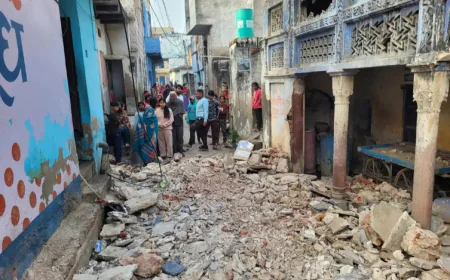 बहरोड़ में दिल दहला देने वाला हादसा: चलती बाइक पर जर्जर मकान का छज्जा गिरा, पिता की मौत, जुड़वा बच्चे गंभीर रूप से घायल