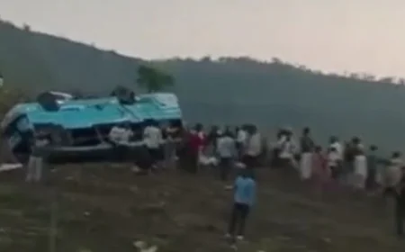 राजस्थान: बांसवाड़ा में बारात बस अनियंत्रित होकर पलटी, घायलों का इलाज जारी