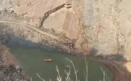 राजस्थान के अलवर जिले में भीषण खनन हादसा: 300 फीट ऊंचा पहाड़ दरका, 50 हजार टन मलबे और पानी में दबा पोकलेन ऑपरेटर, रेस्क्यू अभियान जारी