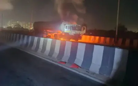 जयपुर-अजमेर हाईवे पर केमिकल से भरे टैंकर में भीषण आग: पुलिस ने खुद फायर फाइटर बनकर बचाया बड़ा हादसा, 30 हजार लीटर मिथाइल केमिकल था लदा