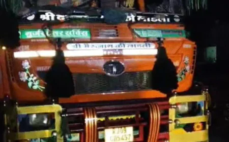 ट्रेलर ने बाइक सवार परिवार को रौंदा: तीन भाई-बहन की मौके पर मौत, पिता गंभीर घायल – बच्चों को डॉक्टर दिखाने जा रहे थे