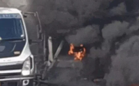 सीकर-जयपुर नेशनल हाईवे पर सड़क निर्माण मशीन में भीषण आग: डामर लिक्विड के अधिक गर्म होने से लगी आग, लपटें 10 फीट से ऊपर उठीं, जाम से यात्रियों में हड़कंप