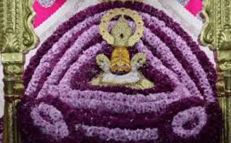 खाटूश्याम दरबार में फाल्गुनी लक्खी मेले का दूसरा दिन: 108 फूलों से सजा दरबार, उमड़ा श्रद्धालुओं का सैलाब