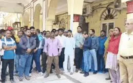 अलवर में 329 पदों पर नियुक्ति की मांग को लेकर सफाई कर्मचारियों का हंगामा, निगम परिसर में धरना