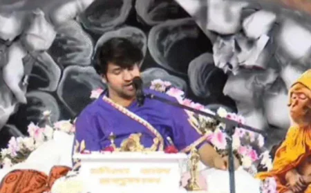 सोशल मीडिया पर बढ़ती दूरी को लेकर कथावाचक धीरेंद्र शास्त्री की चेतावनी, बोले — मर्यादा और संयम ही बचाएंगे रिश्ते