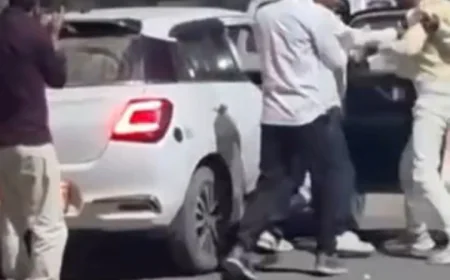 अलवर जिला अस्पताल के बाहर देर रात युवकों में जमकर चले लात-घूंसे, वीडियो वायरल: पुलिस चौकी के बावजूद नहीं पहुंची कोई कार्रवाई