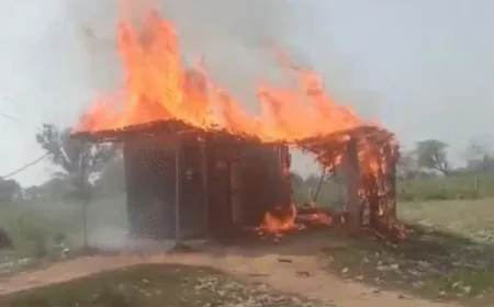 भरतपुर: ग्रामीणों ने शराब गोदाम में लगाई आग, 15 लाख की शराब जलकर खाक; कर्मचारी भागकर बचाई जान, महिलाओं ने भी तोड़े शटर-जालियां