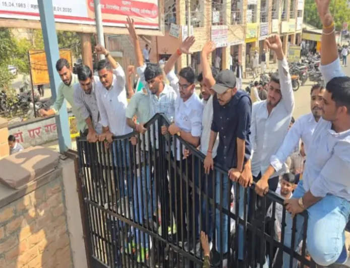 बाड़मेर में कलेक्ट्रेट गेट पर चढ़े प्रदर्शनकारी: 'खेजड़ी बचाओ' आंदोलन के समर्थन में उबले युवा, मांगें न मानीं तो जिला स्तर पर धरना देने की चेतावनी