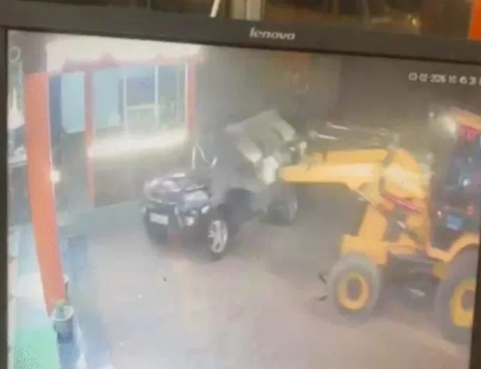 जोधपुर में गुंडागर्दी का खौफनाक मंजर: JCB से होटल पर हमला, स्कॉर्पियो कार को सड़क पर पलटा; 2 गिरफ्तार