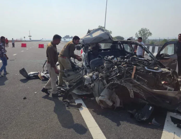दिल्ली-मुंबई एक्सप्रेसवे पर ट्रक से टकराकर उड़े कार के परखच्चे, 4 युवकों की मौके पर मौत