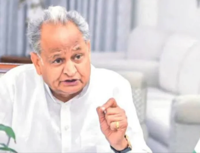 पूर्व मुख्यमंत्री अशोक गहलोत ने प्रधानमंत्री को पत्र लिखा: राजस्थान की जनकल्याणकारी योजनाओं और प्रोजेक्ट्स को बंद करने पर जताई गहरी चिंता
