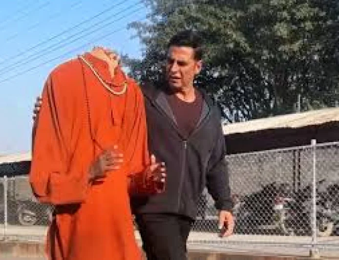 अक्षय कुमार बिना सिर वाले भूत के साथ मस्त, वीडियो हुआ वायरल: पूछा सवाल – क्या भूत सच में होते हैं?