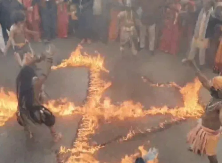 अलवर में RSS के 100 वर्ष पूर्ण होने पर भव्य कलश यात्रा: मुंह से आग के गोले छोड़ते साधु वेश कलाकारों ने सड़क पर 'आग से सतिया' बनाकर किया अग्नि डांस, भीड़ से जाम हुई सड़क