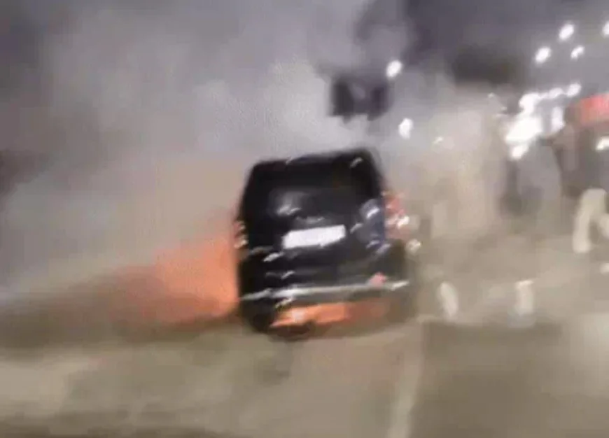 जयपुर में चलती महिंद्रा XUV कार में लगी भीषण आग: पति-पत्नी ने कूदकर बचाई जान, इंजन से उठी लपटें, कार का आगे का हिस्सा जलकर खाक