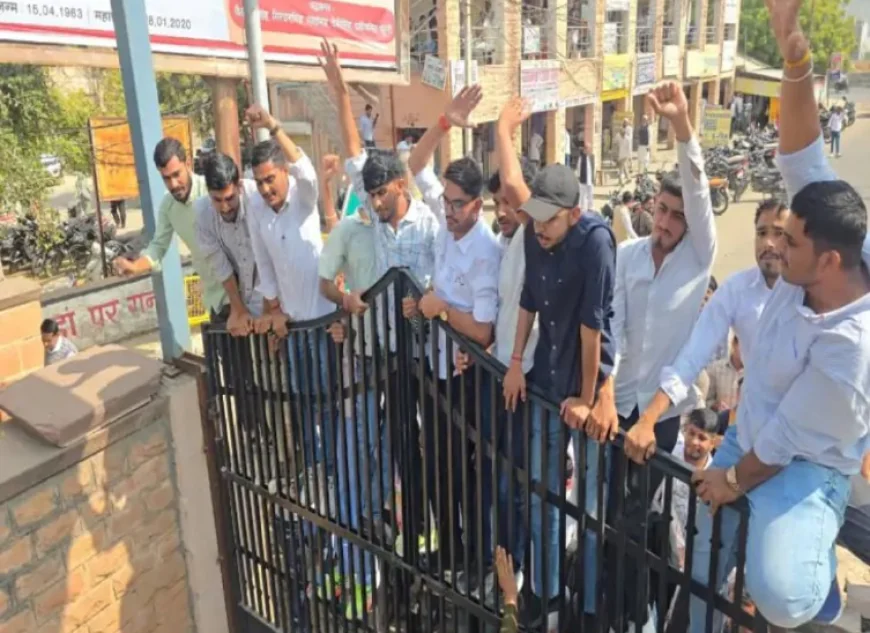 बाड़मेर में कलेक्ट्रेट गेट पर चढ़े प्रदर्शनकारी: 'खेजड़ी बचाओ' आंदोलन के समर्थन में उबले युवा, मांगें न मानीं तो जिला स्तर पर धरना देने की चेतावनी