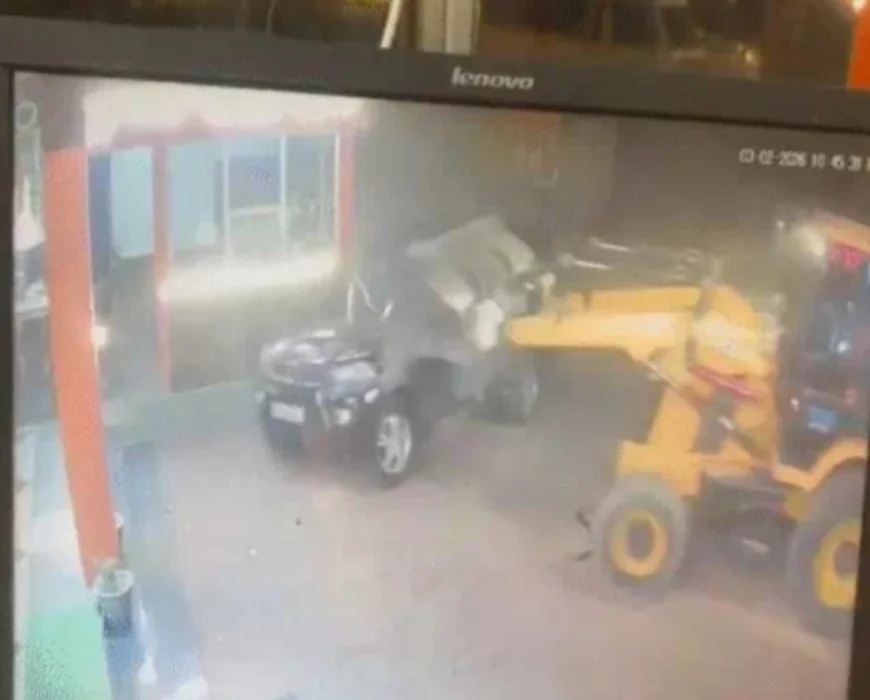 जोधपुर में गुंडागर्दी का खौफनाक मंजर: JCB से होटल पर हमला, स्कॉर्पियो कार को सड़क पर पलटा; 2 गिरफ्तार