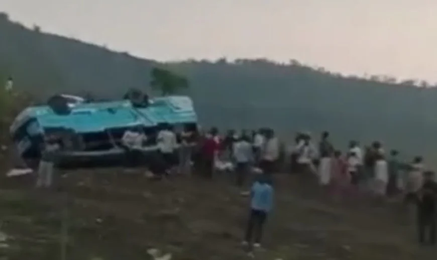 राजस्थान: बांसवाड़ा में बारात बस अनियंत्रित होकर पलटी, घायलों का इलाज जारी